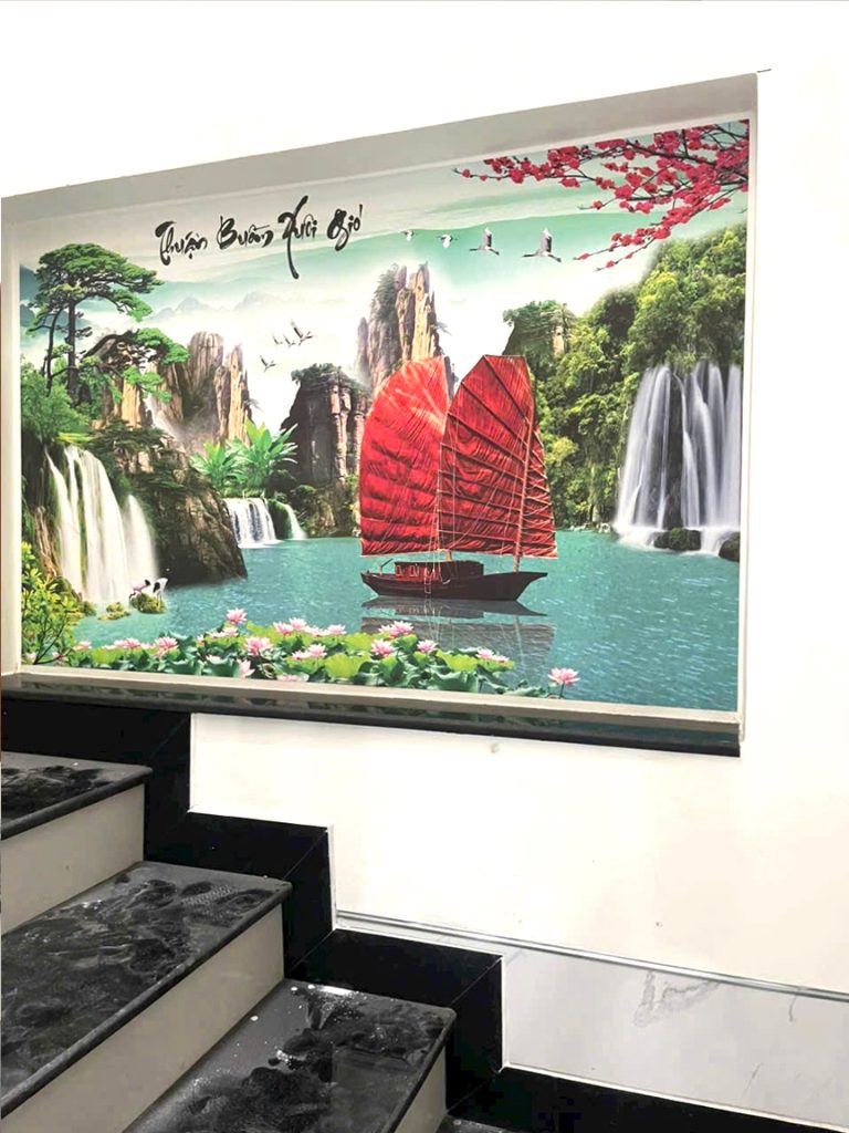 Tranh đồng quêDự án tranh dán tường vải lụa canvas giá xưởng Dự án tranh dán tường vải lụa canvas giá xưởng Hình ảnh sông nước, cây đa, cầu tre hay cánh đồng mang lại: Cảm giác bình yên Sự gần gũi, ấm cúng Gợi nhớ giá trị truyền thống Việt Nam Đặc biệt phù hợp với gia chủ yêu thích phong cách nhẹ nhàng và thư thái.