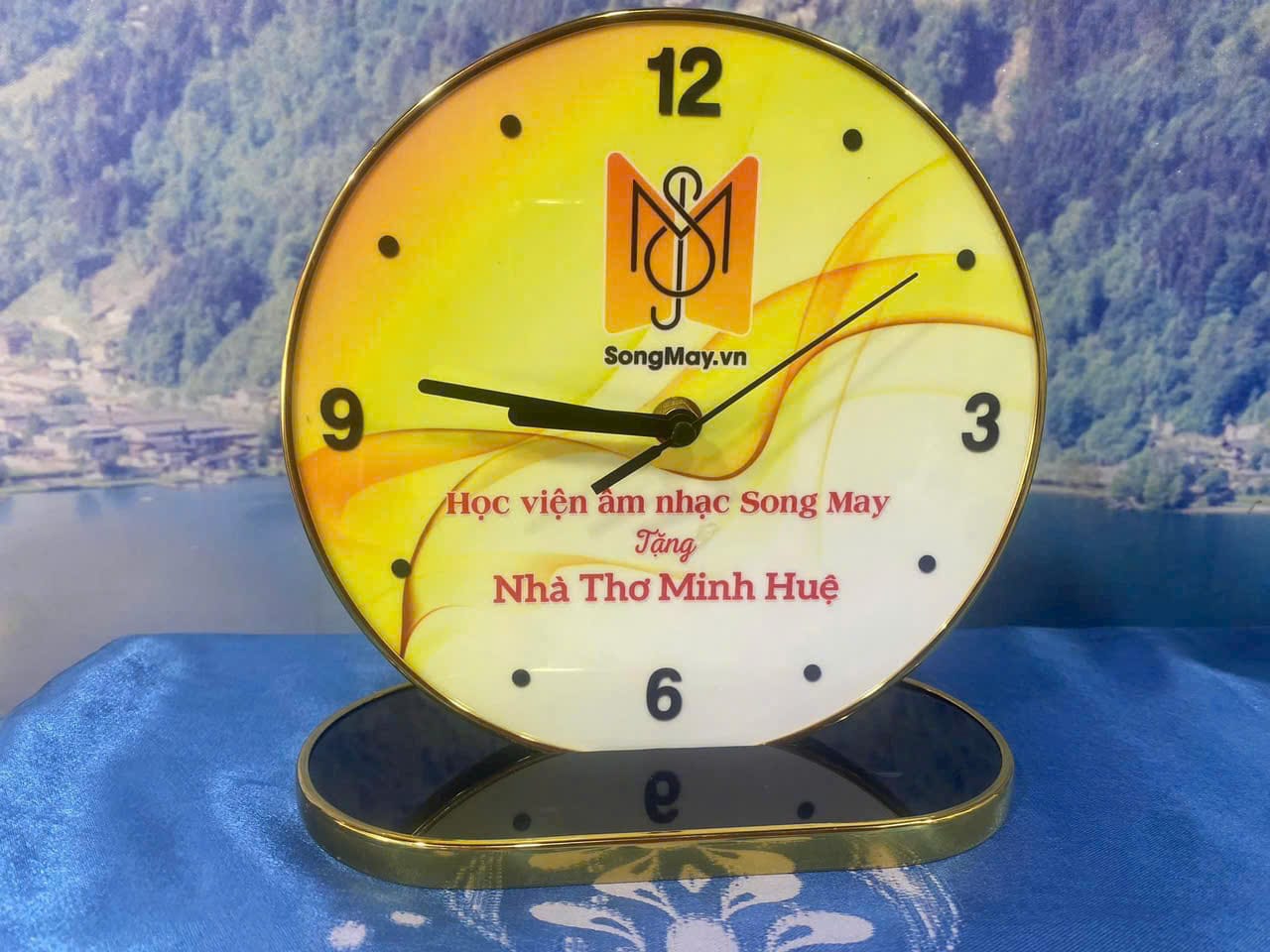 Đồng hồ quà tặng doanh nghiệp để bàn in thông tin theo yêu cầu