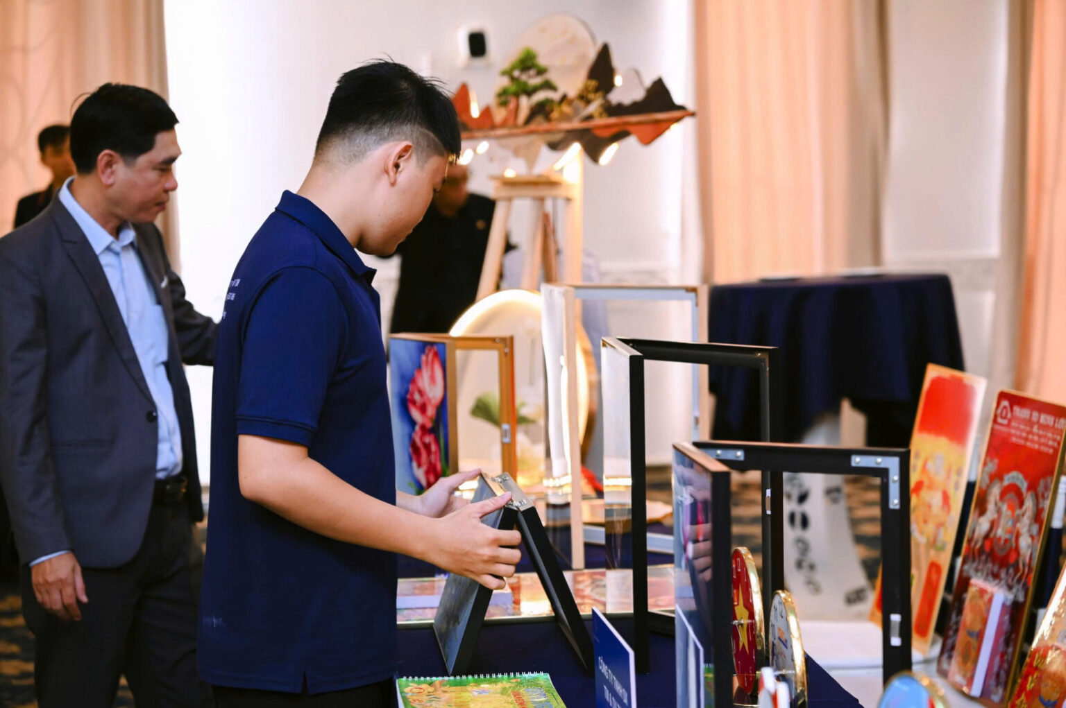 sự kiện showcase tranh trang trí