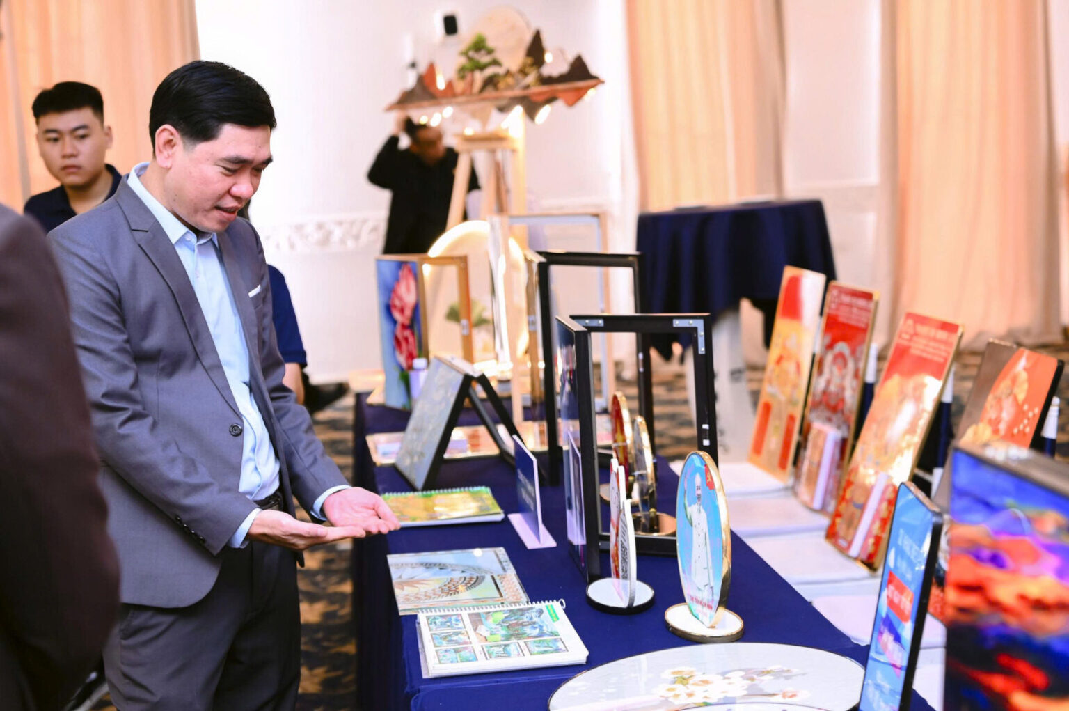 sự kiện showcase tranh trang trí