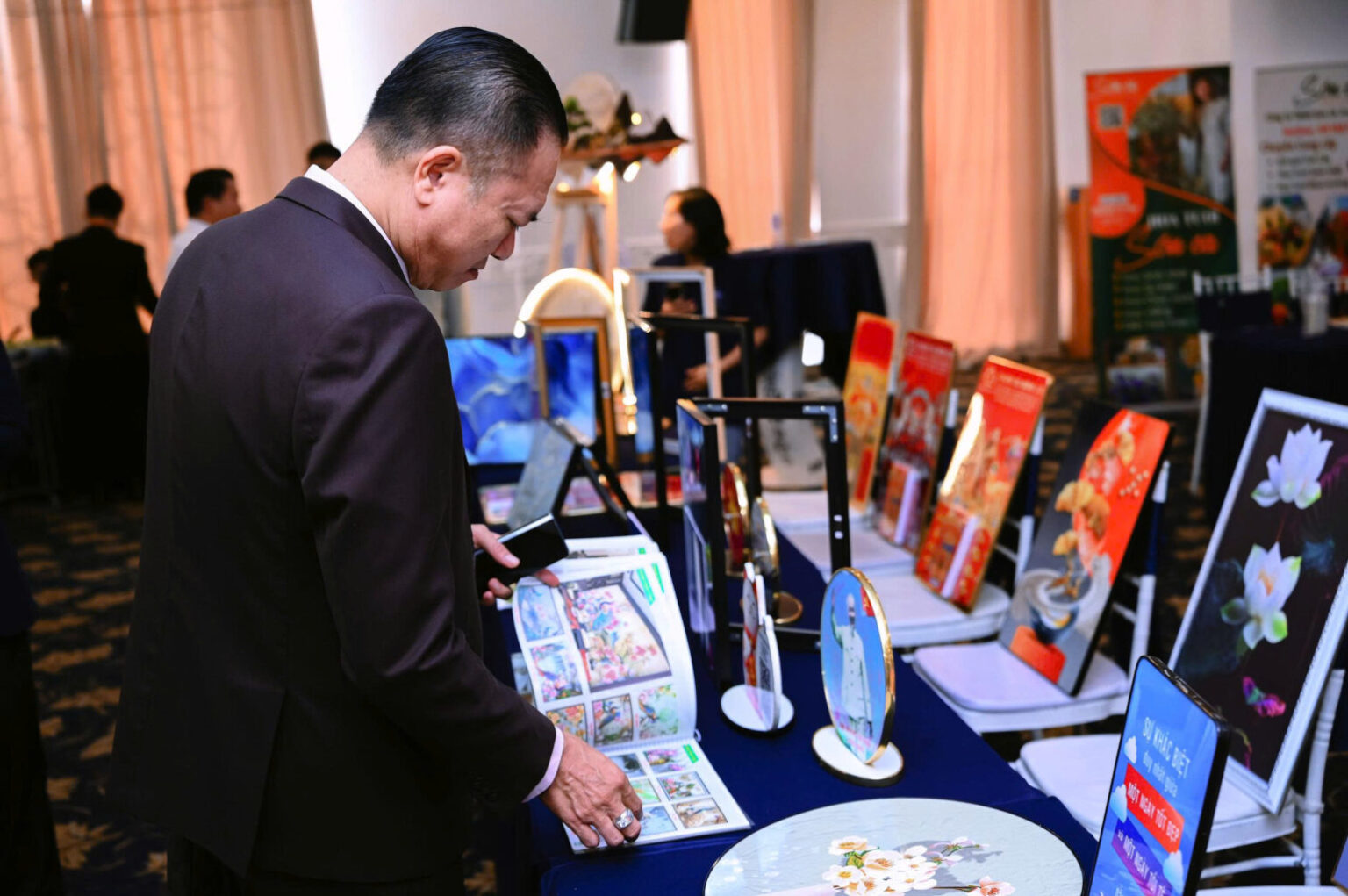 sự kiện showcase tranh trang trí