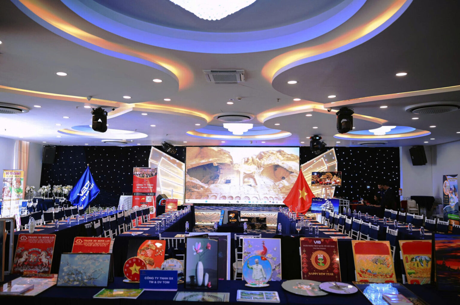 sự kiện showcase tranh trang trí