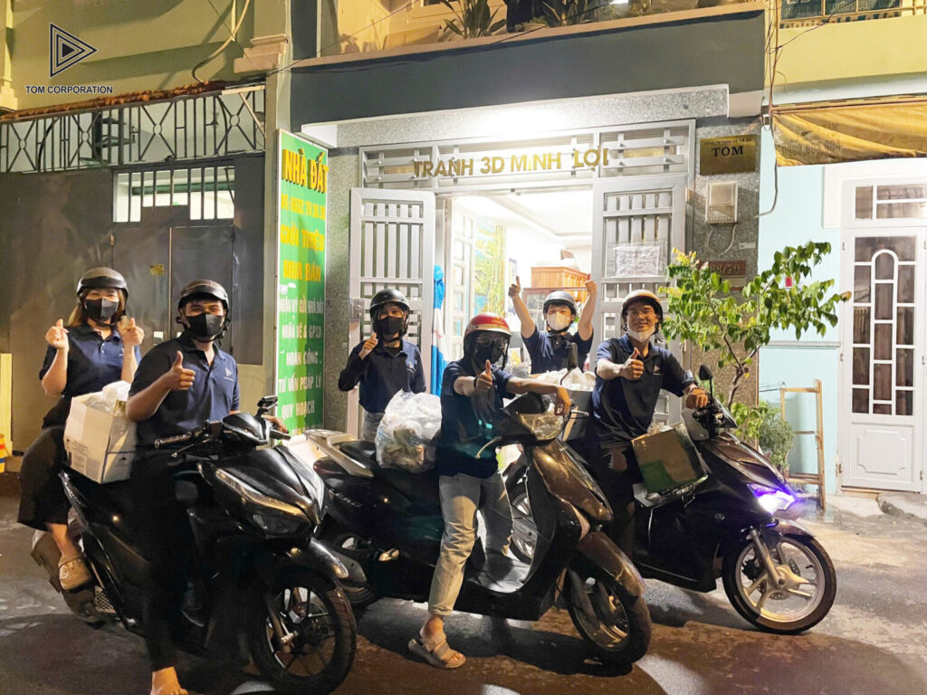 100 phần ăn thiện nguyện đội ngũ Công ty TNHH SX TM DV TOM