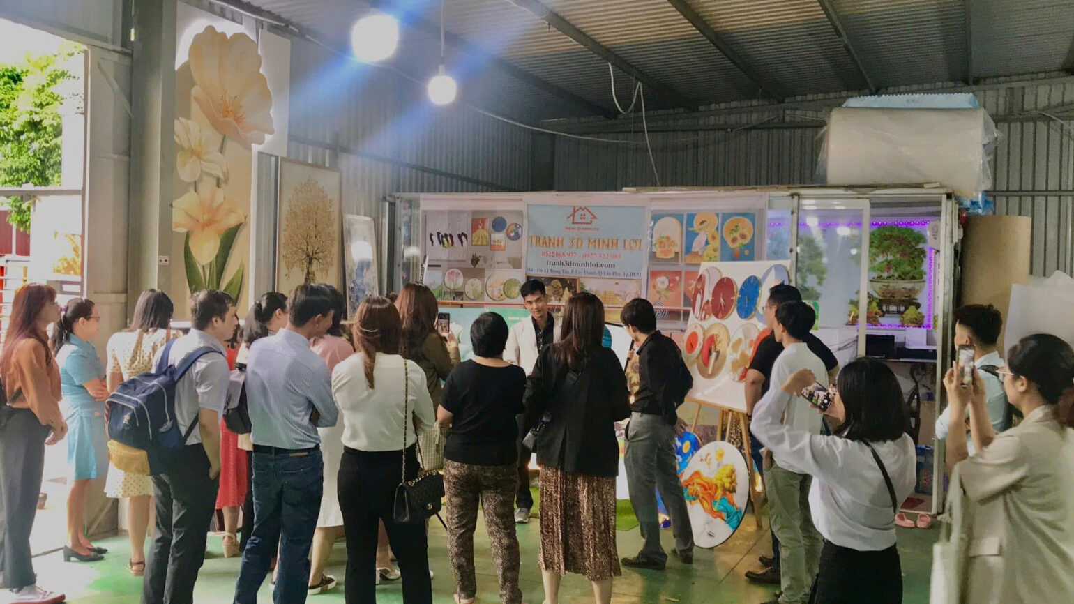 tham quan cơ sở sản xuất tranh minh lợi