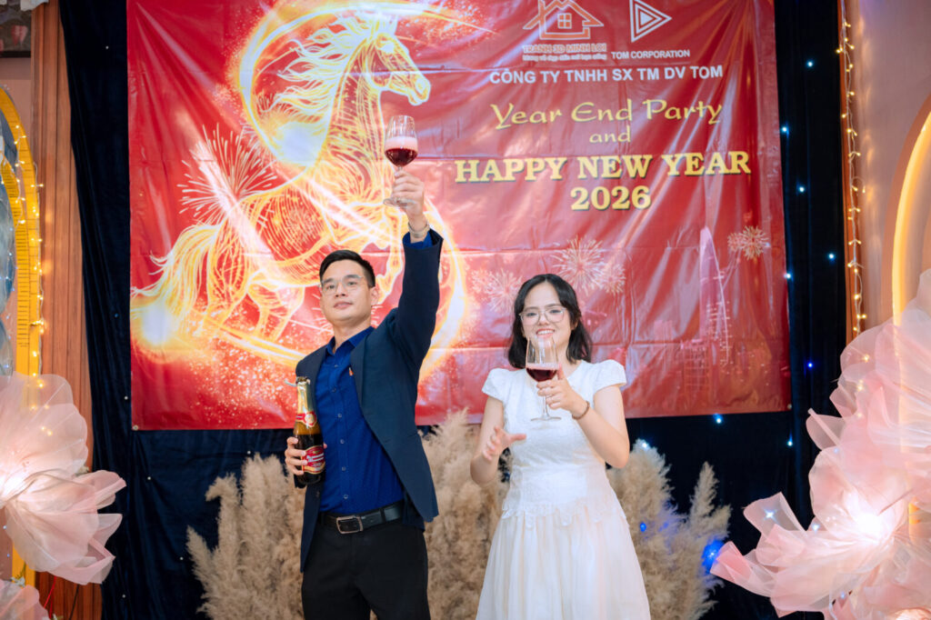 Nâng ly khai tiệc